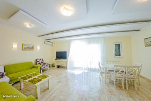 TV a/nebo společenská místnost v ubytování Apartments Lux Life