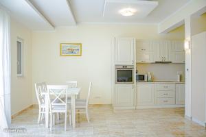 Kuchyň nebo kuchyňský kout v ubytování Apartments Lux Life + 37 fotografií