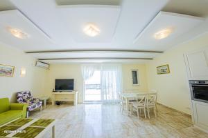 TV a/nebo společenská místnost v ubytování Apartments Lux Life