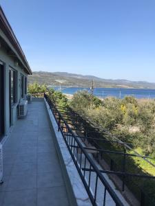 un balcón de una casa con vistas al agua en Assos No9 Hotel, en Canakkale