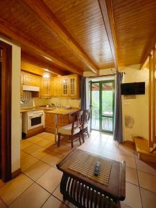 A kitchen or kitchenette at Dúplex de invitados en medio del bosque