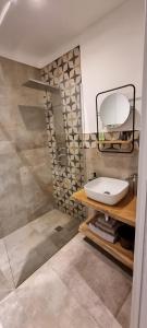 W łazience znajduje się umywalka i prysznic. w obiekcie Palazzo Donna Chicchi w mieście Galatone