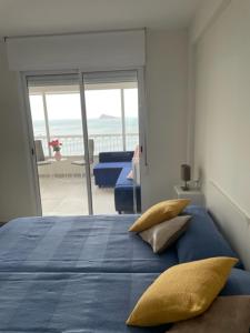 Säng eller sängar i ett rum på Precioso apartamento a estrenar en primera línea de playa