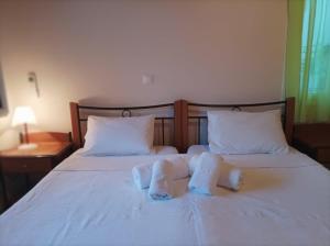 Postel nebo postele na pokoji v ubytování Lourantos Bayside Apartments