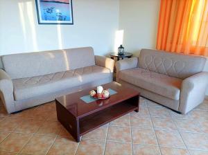 Posezení v ubytování Lourantos Bayside Apartments