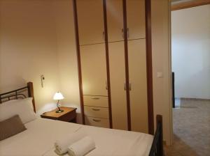 Postel nebo postele na pokoji v ubytování Lourantos Bayside Apartments