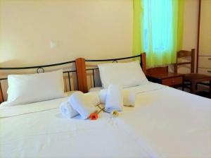 Postel nebo postele na pokoji v ubytování Lourantos Bayside Apartments