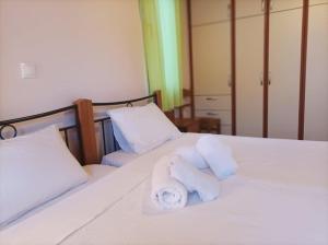 Postel nebo postele na pokoji v ubytování Lourantos Bayside Apartments