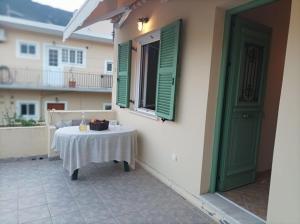 Balkón nebo terasa v ubytování Lourantos Bayside Apartments