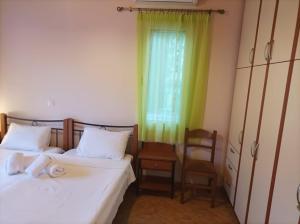 Postel nebo postele na pokoji v ubytování Lourantos Bayside Apartments