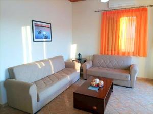 Posezení v ubytování Lourantos Bayside Apartments