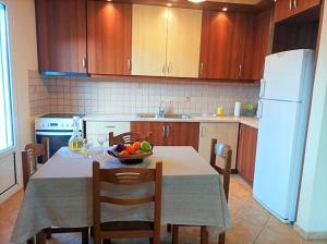 Kuchyň nebo kuchyňský kout v ubytování Lourantos Bayside Apartments
