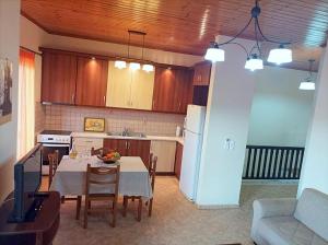 Kuchyň nebo kuchyňský kout v ubytování Lourantos Bayside Apartments