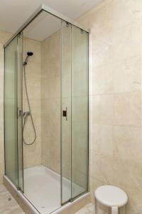 eine Dusche mit Glastür im Badezimmer in der Unterkunft Ático Mirador Santa Tecla A Guarda in A Guarda