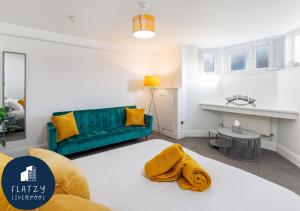 sala de estar con sofá y mesa en FLATZY - Modern Apartment Close to Football Stadiums en Liverpool