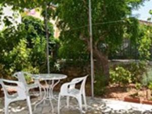 Zahrada ubytování Lourantos Bayside Apartments