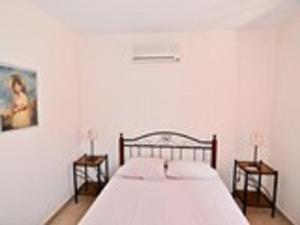Postel nebo postele na pokoji v ubytování Lourantos Bayside Apartments