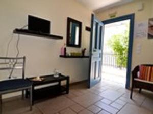 TV a/nebo společenská místnost v ubytování Lourantos Bayside Apartments