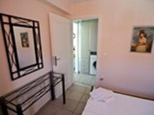 Postel nebo postele na pokoji v ubytování Lourantos Bayside Apartments