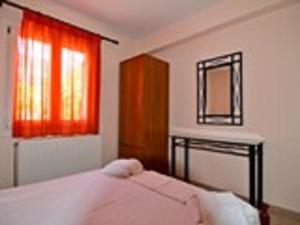 Postel nebo postele na pokoji v ubytování Lourantos Bayside Apartments
