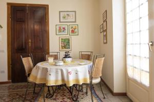 Zimmer mit einem Tisch mit Stühlen und einer Tür in der Unterkunft Casa Anna in Carloforte