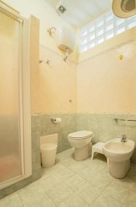 ein Bad mit einem WC und einem Waschbecken in der Unterkunft Casa Anna in Carloforte