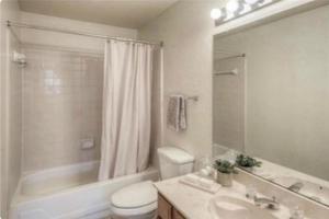 Ванна кімната в Houston/Sugar Land Area 2 BDR- Bellaire