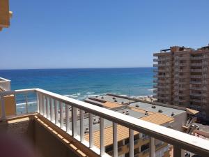 vistas al océano desde el balcón de un edificio en House La Manga Beach, en San Javier
