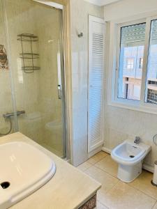 ein Badezimmer mit Dusche, Toilette und Waschbecken in der Unterkunft Combarro Suite in Combarro + 26 Fotos