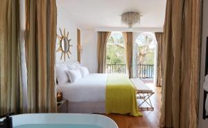 une chambre d'hôtel avec un lit et une fenêtre dans l'établissement Brindos, Lac & Château - Relais & Châteaux - Anglet Biarritz, à Anglet