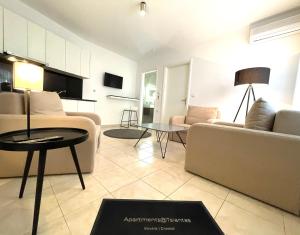 卡瓦拉的住宿－Apartments@Tsiantas，客厅配有沙发和桌子