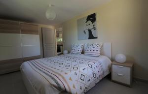 1 dormitorio con 1 cama blanca grande con almohadas en A la croisée des chemins, en Martel