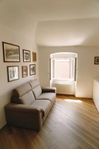 un soggiorno con divano e finestra di Appartamento Villa Cristina a Genova