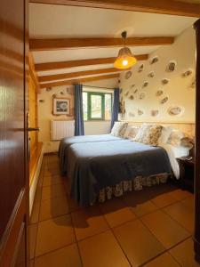een slaapkamer met een bed en een wand met borden bij Casa Rural en medio del bosque, El Lance in Firgas