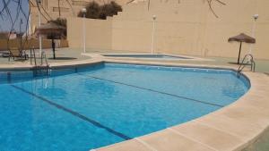 ein großer blauer Pool in einem Gebäude in der Unterkunft Sunset Apartment Aguadulce in Aguadulce