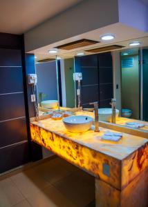 Un baño con dos lavabos y un espejo grande. en Hotel Ibiza Plaza, en Ciudad de México 45 fotos más