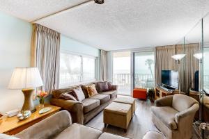 un soggiorno con divano e TV di Sand Castle I - 301 a Clearwater Beach