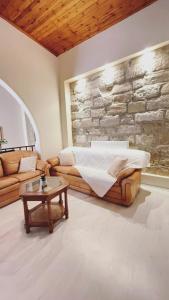 een slaapkamer met een bed en een stenen muur bij Casa Dino Bello in Rhodos-stad