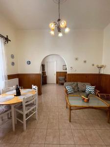 een woonkamer met een bank en een tafel bij Casa Dino Bello in Rhodos-stad