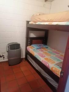 Una cama o camas cuchetas en una habitación  de Apartamento para descanso en San Jerónimo. Antioquia.