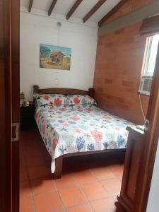 Una cama o camas en una habitación de Apartamento para descanso en San Jerónimo. Antioquia.