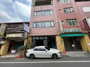 竹山鎮にある小旅慢行の建物前に駐車した白車
