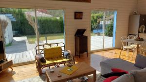 ein Wohnzimmer mit Sofa und Tisch in der Unterkunft Maison ossature bois in Lège + 2 Fotos