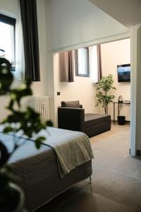- une chambre avec un lit et un canapé dans l'établissement BeTurin, à Turin