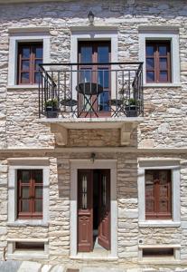 The facade or entrance of Platsa's House