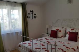 una camera da letto con un letto con cuscini rossi di Cozy Circle Apartment a Spalato (Split)