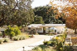 un edificio con un jardín delante de él en Hotel Ynez en Solvang