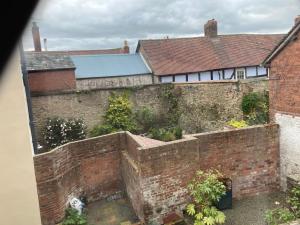 una vista aérea de una antigua pared de ladrillo en Rooftops - bijou sister apartment to Assembly View en Ludlow