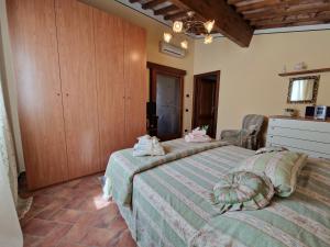 a bedroom with a bed and a dresser at Melody house - dépendance in Castiglione del Bosco