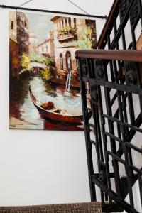 uma pintura de um canal com um barco na água em VILA Corviniana em Hunedoara